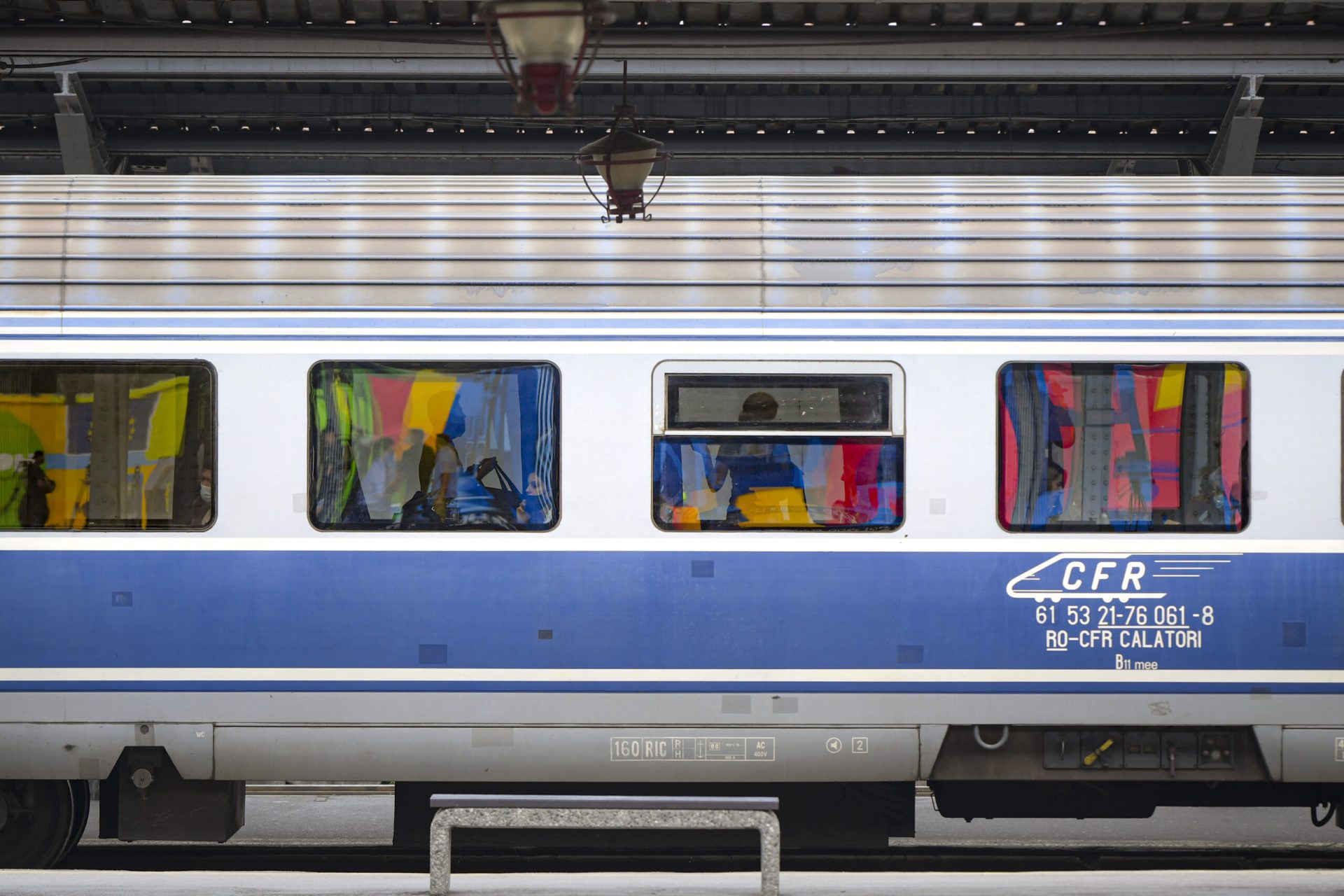 Traficul feroviar este blocat între Augustin și Racoș, județul Brașov, după ce un copac a căzut pe șine, afectând alimentarea cu energie electrică a rețelei, anunță CFR Călători