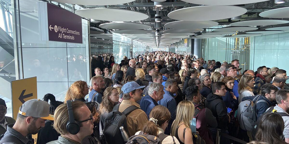 Zeci de pasageri, blocați pe aeroportul din Milano: unii au leșinat