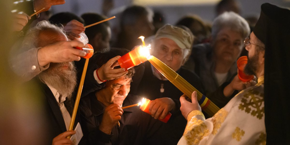 Începe slujba de Înviere la Patriarhie: Mii de credincioși celebrează Paștele