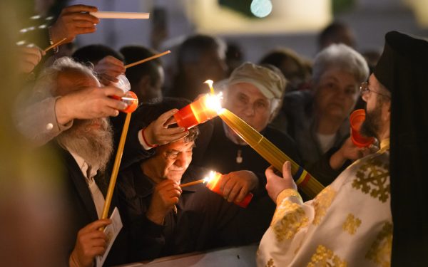Începe slujba de Înviere la Patriarhie: Mii de credincioși celebrează Paștele
