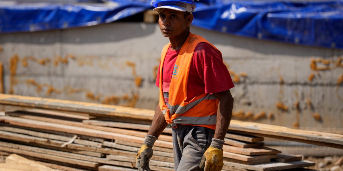 Numărul străinilor în România, RECORD: Aproape 150.000 de muncitori. Ce urmează?