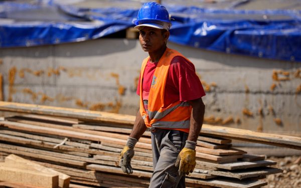 Numărul străinilor în România, RECORD: Aproape 150.000 de muncitori. Ce urmează?