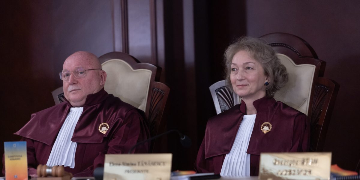 Democrația, sub asediu intern: NU dușmani externi, ci slăbiciuni!