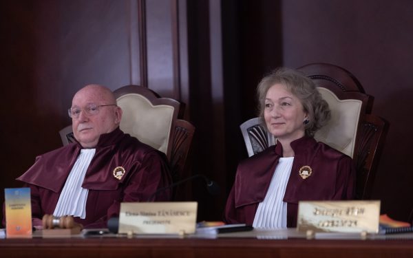 Democrația, sub asediu intern: NU dușmani externi, ci slăbiciuni!