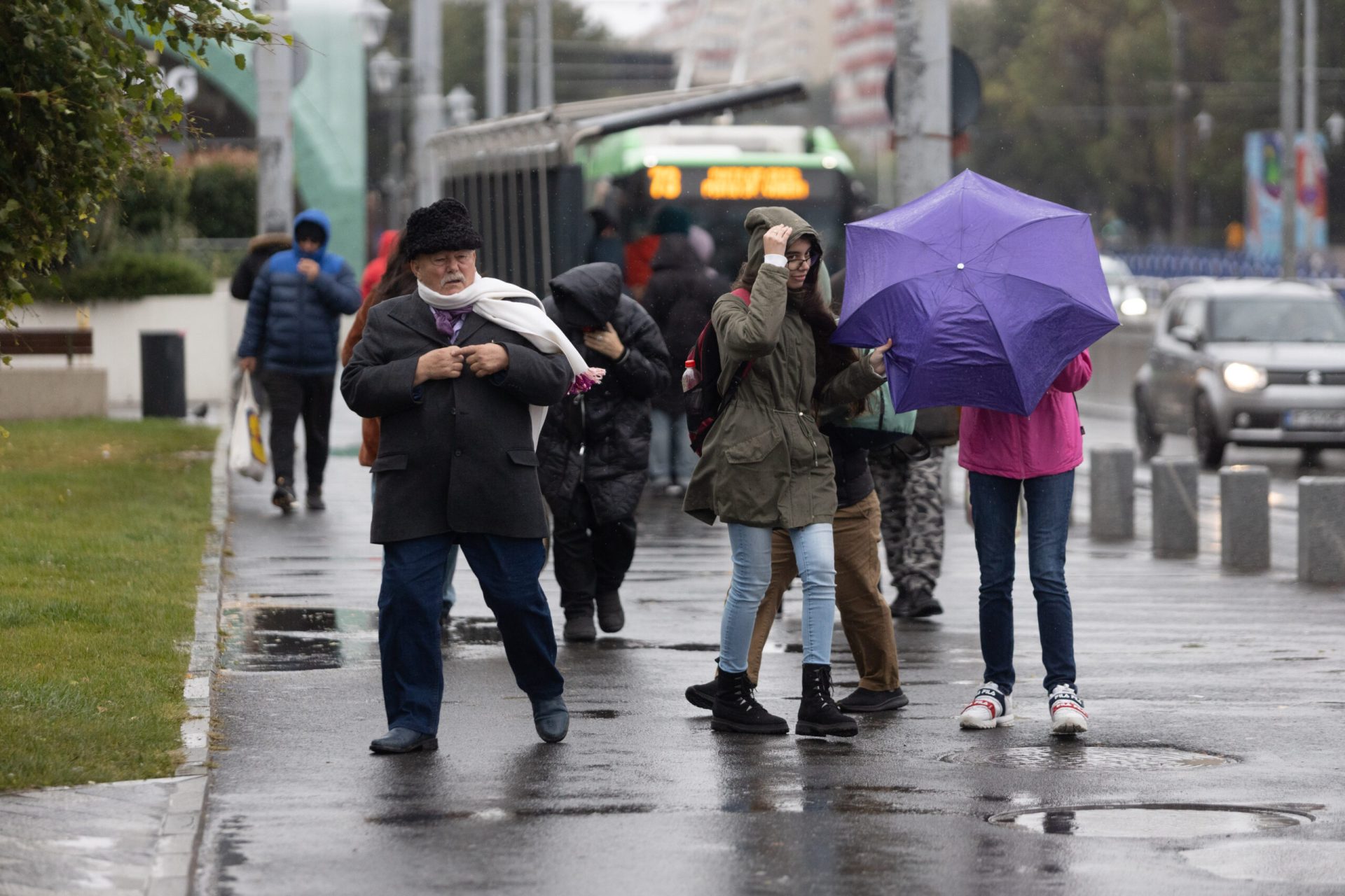 Vremea începe să se răcească în aproape toate regiunile României, după o perioadă de zile calde, iar precipitațiile își fac tot mai simțită prezența, în special după data de 11 aprilie