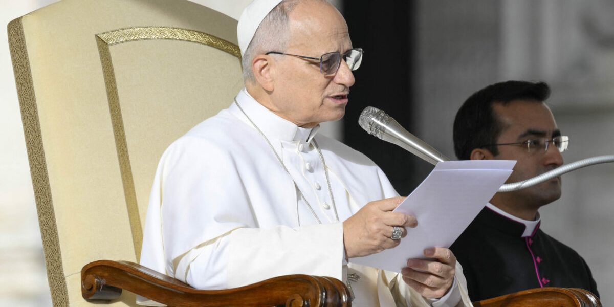 Leon, criticat dur pentru politica externă: „E groaznic!”