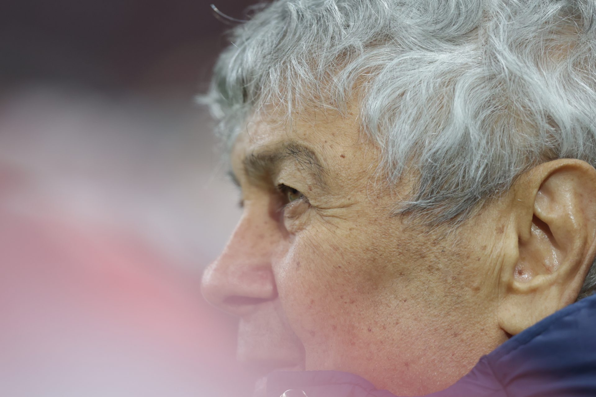 Imaginează-ți că ești jurnalist la o publicație de știri din România și scrie un articol despre decesul lui MIRCEA Lucescu
