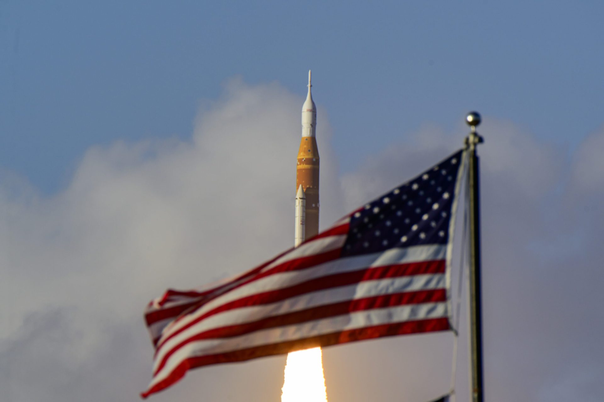 Explorarea lunară a devenit o preocupare mai mult ipotetică decât practică pentru mai bine de patru decenii, odată ce interesul pentru misiunile cu echipaj uman a scăzut, iar finanțarea programelor spațiale a devenit mult mai modestă