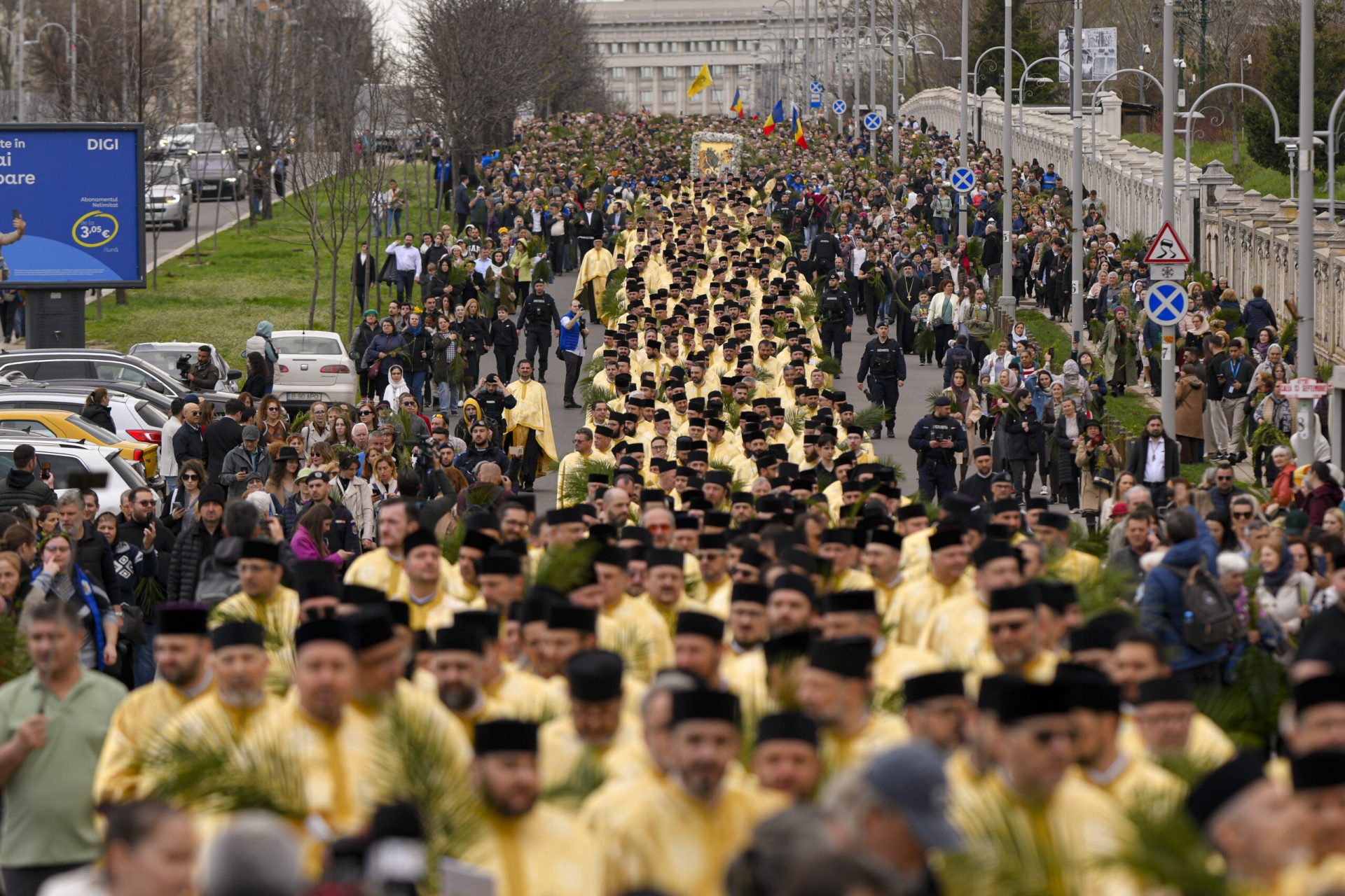 Mii de credincioși au participat sâmbătă la Pelerinajul de Florii, eveniment tradițional organizat în București de Patriarhia Română și Arhiepiscopia Bucureștilor, în ajunul sărbătorii Intrării lui Iisus Hristos în Ierusalim