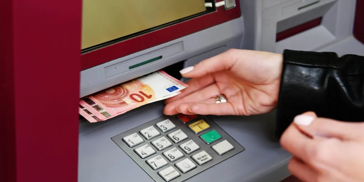 Banii cash, sub lupa UE: Verificări în timp real la bancomat