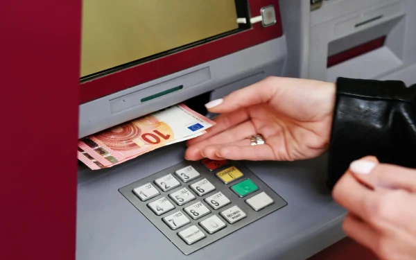 Banii cash, sub lupa UE: Verificări în timp real la bancomat