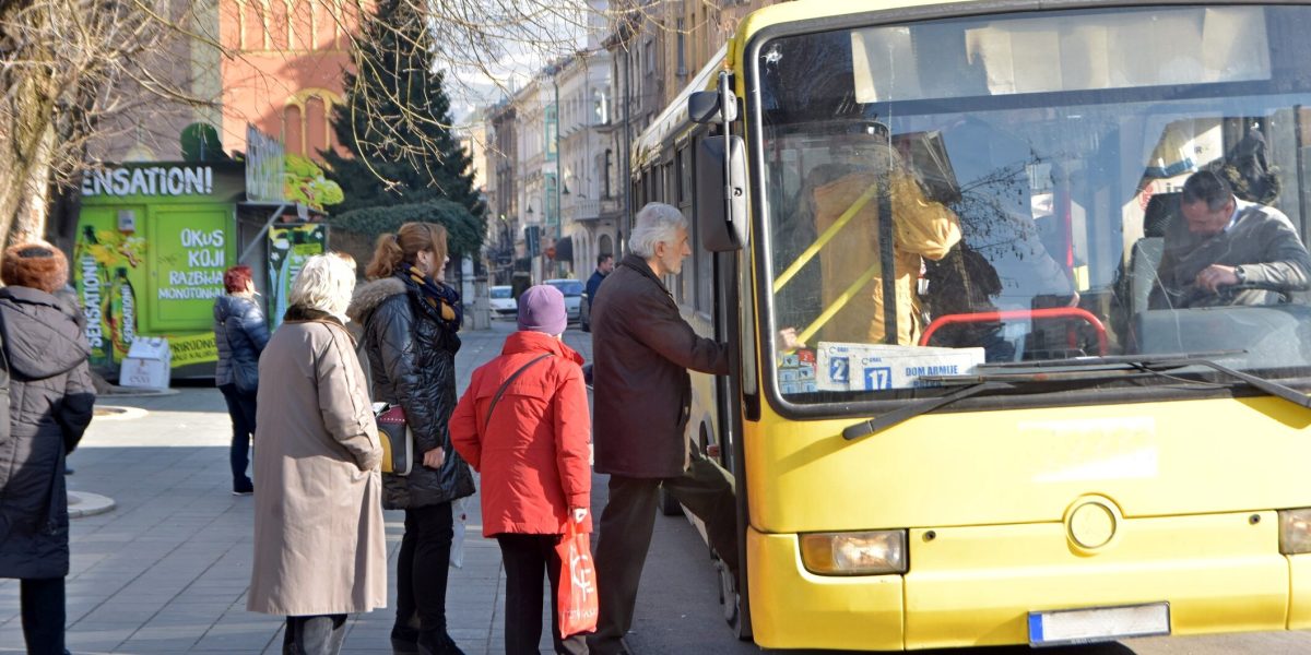 Transport gratuit pentru pensionari: Orașele din România unde e valabil și cum accesezi