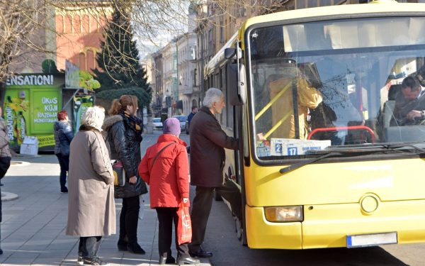 Transport gratuit pentru pensionari: Orașele din România unde e valabil și cum accesezi
