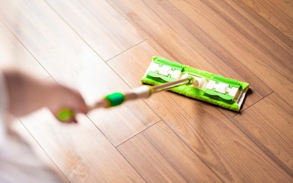 Ai parchetul zgâriat? Trucul genial care-i dă strălucire ca NOU!