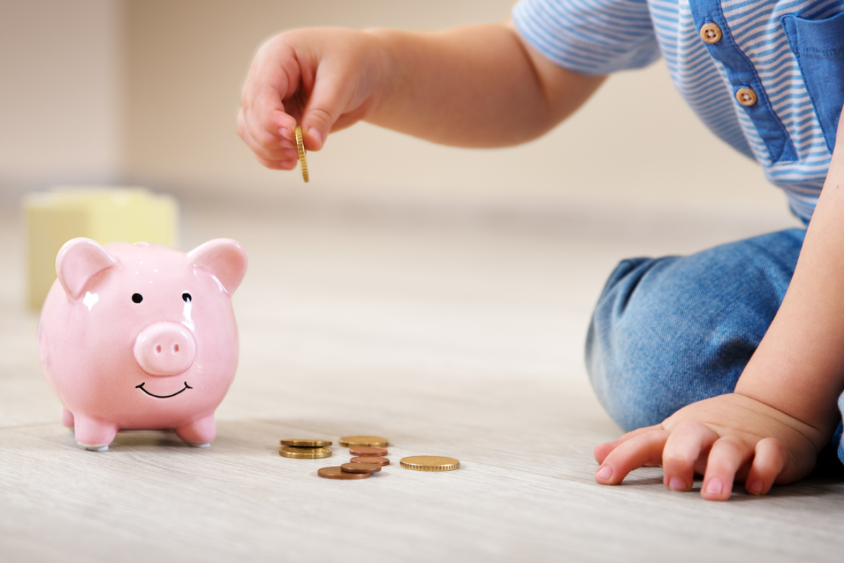 Alocațiile, indemnizațiile și pensiile vin mai devreme: Românii primesc banii înainte de Paște Bucurie pentru milioane de români cu venituri reduse