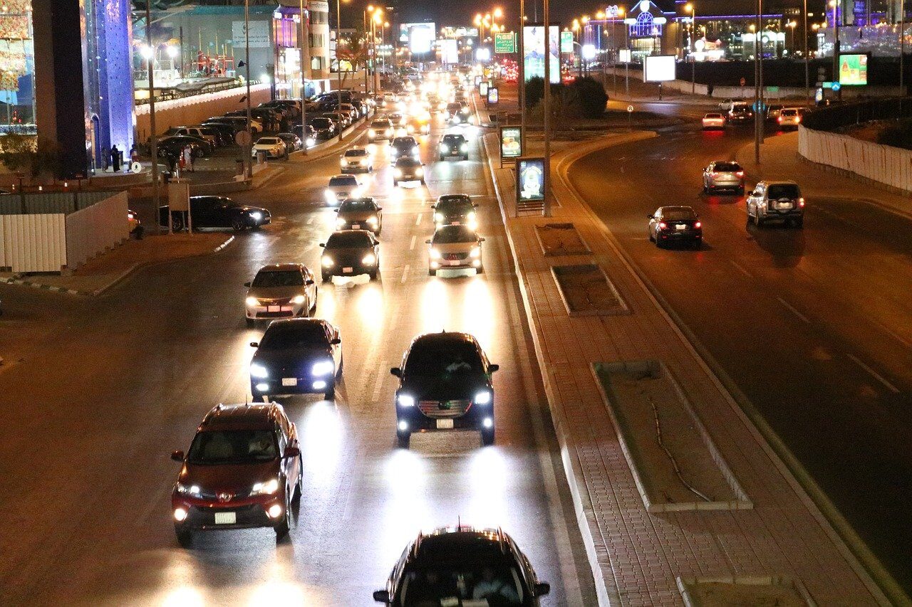 Atacurile asupra Arabiei Saudite au dus la o reducere semnificativă a producției de petrol Atacurile recente asupra instalațiilor energetice din Arabia Saudită au dus la o reducere considerabilă a capacității de producție a Regatului, punând sub semnul întrebării stabilitatea pieței globale de energie