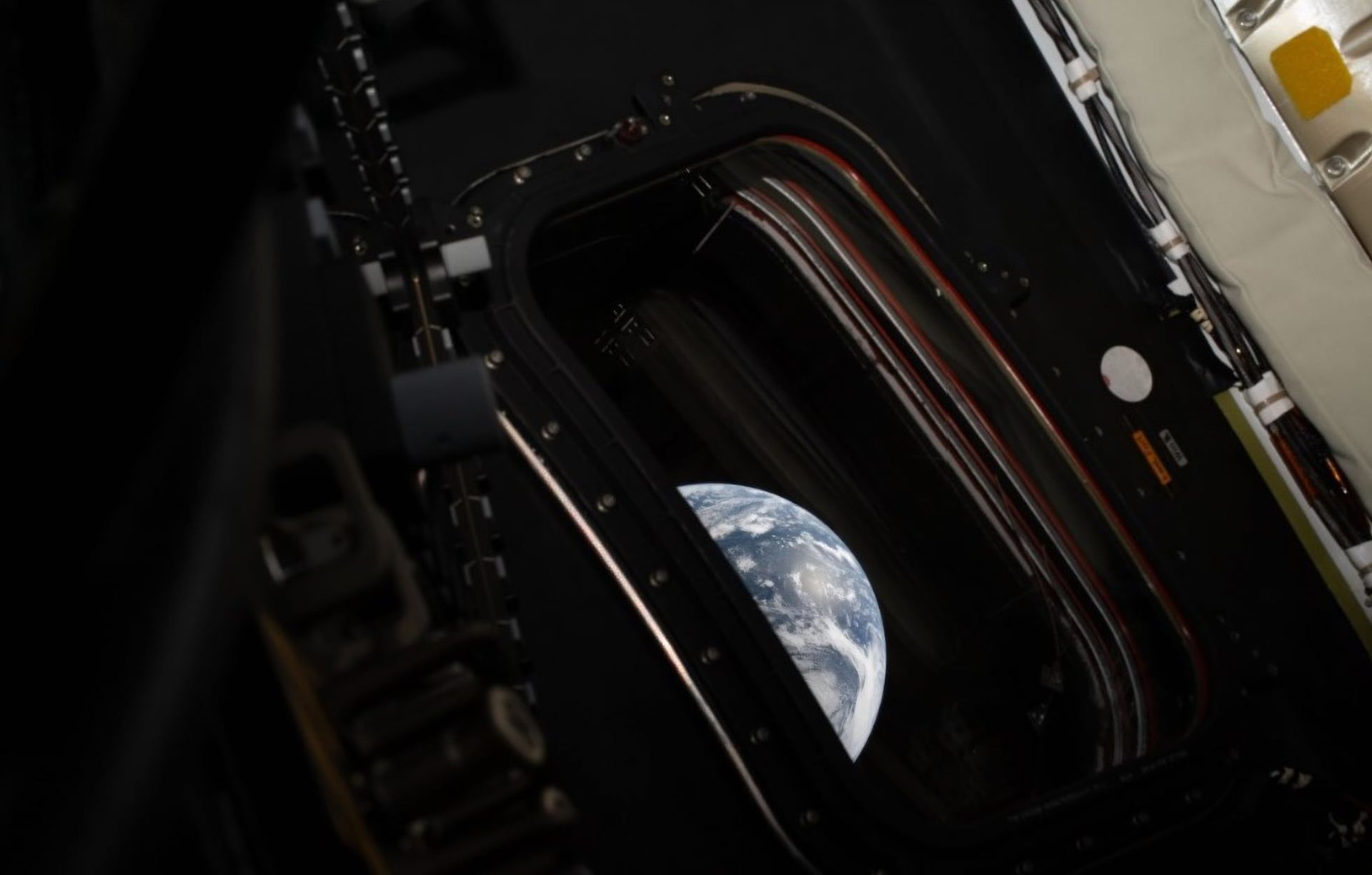 Imaginile trimise din capsula Orion în timpul misiunii Artemis II reprezintă un eveniment istoric pentru programul spațial american