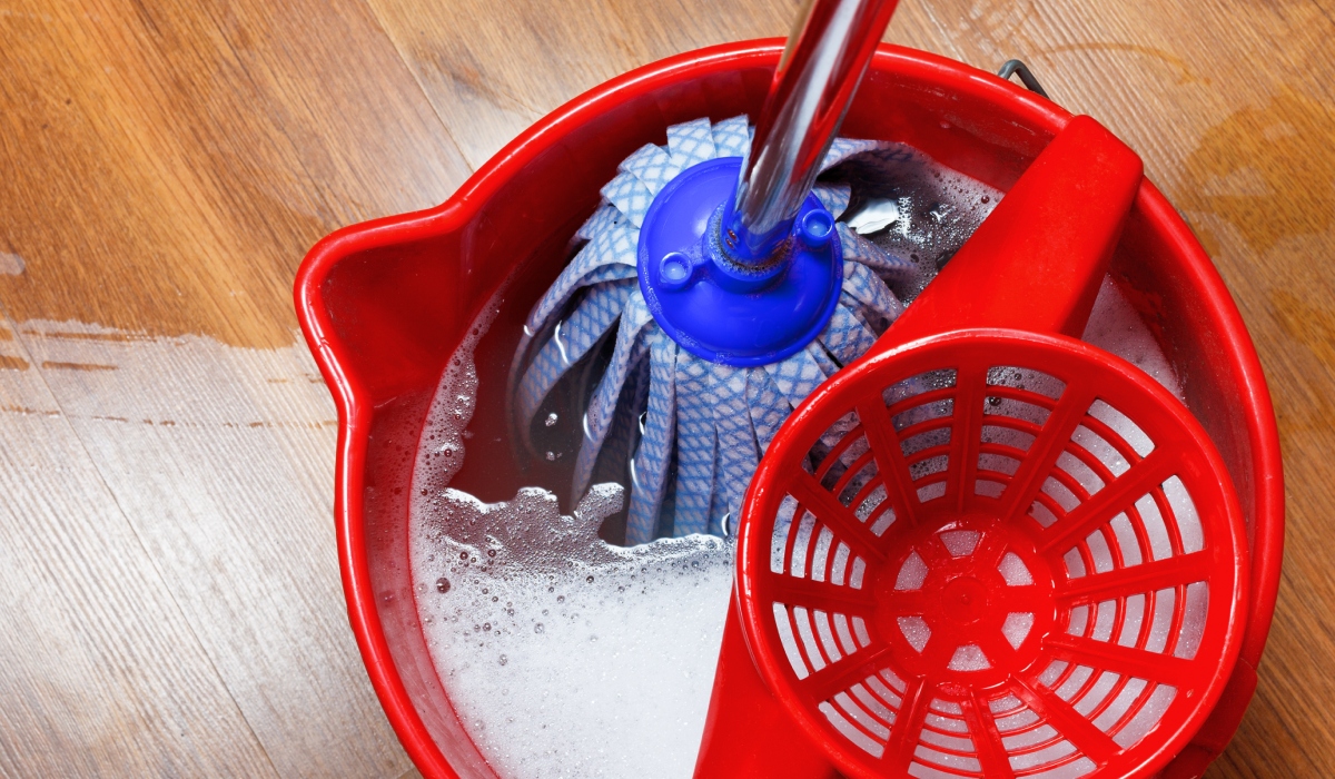 Majoritatea românilor curăță parchetul laminat fără să știe că aplică metode care pot duce la deteriorarea acestuia în timp