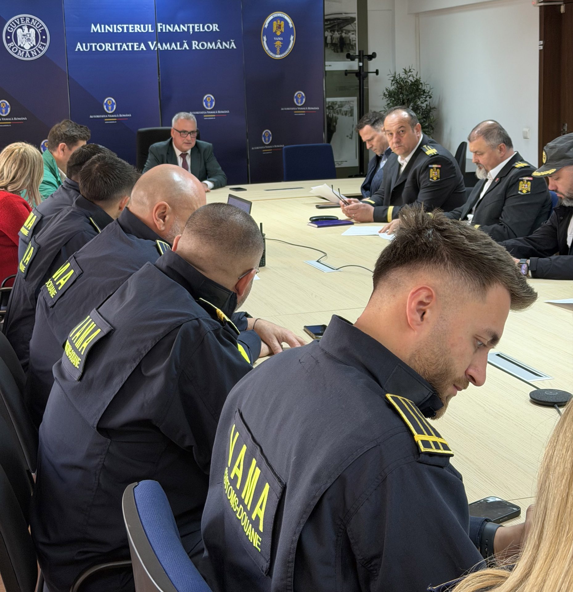 Autoritatea Vamală Română, ANAF și ANSVSA coordonează controale strategice asupra importurilor de legume și fructe Autoritatea Vamală Română, împreună cu Agenția Națională de Administrare Fiscală – Direcția Generală Antifraudă Fiscală și Autoritatea Națională Sanitară Veterinară și pentru Siguranța Alimentelor, desfășoară o serie de controale intensive la depozitele operatorilor economici care au în gestiune legume și fructe provenite din import