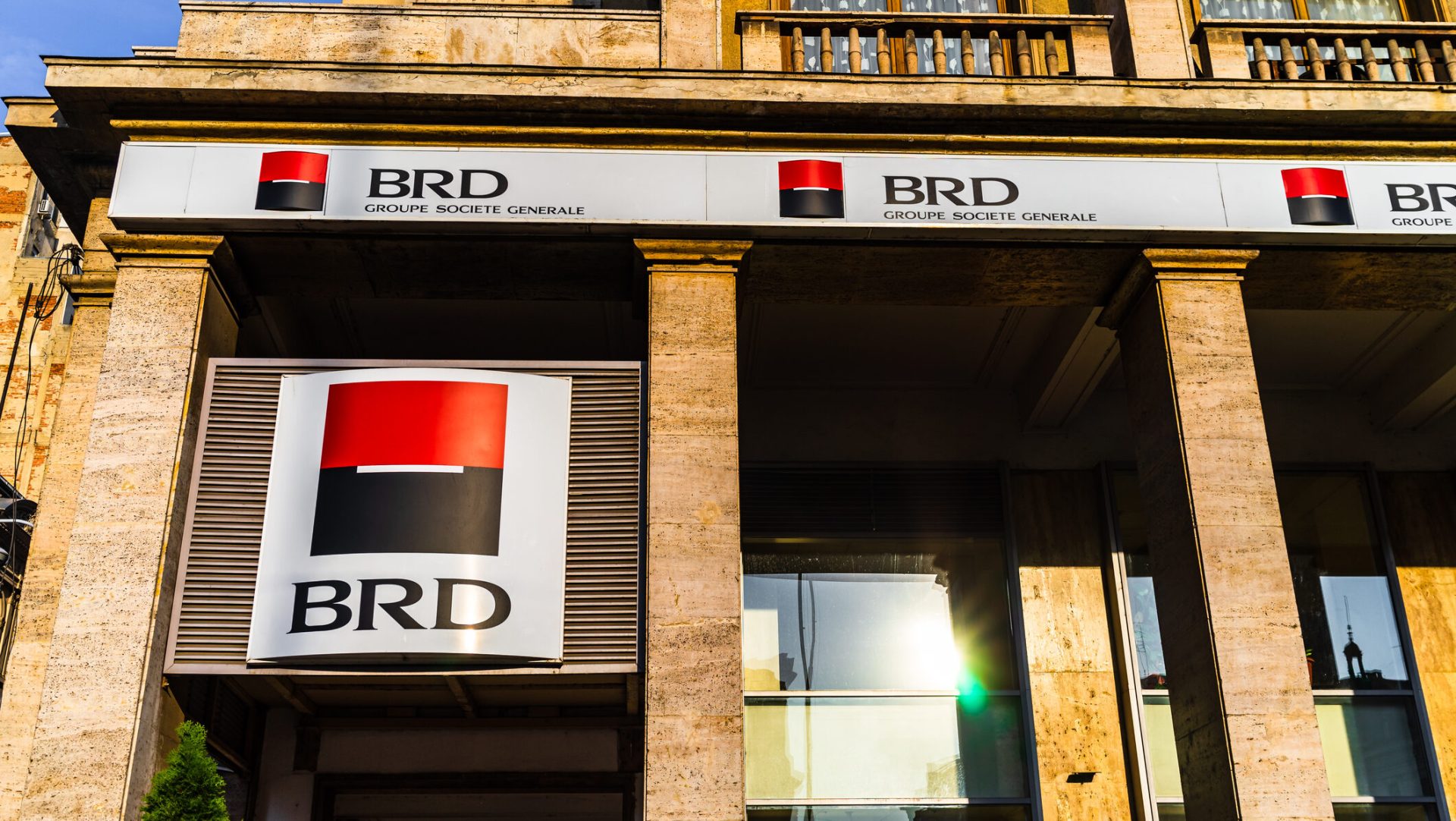 BRD Groupe Société Générale simplifică accesul la servicii bancare, acceptând CEI pentru identificarea digitală BRD Groupe Société Générale face un pas important în direcția digitalizării, anunțând extinderea procesului de înrolare 100% digital prin acceptarea Cărții Electronice de Identitate (CEI) pentru identificarea la distanță