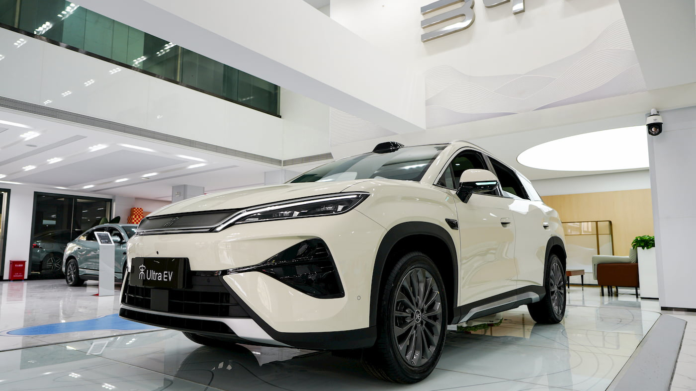 Song Ultra EV, un SUV electric de la BYD, a stârnit un interes major pe piață, acumulând peste 37.000 de precomenzi într-o lună