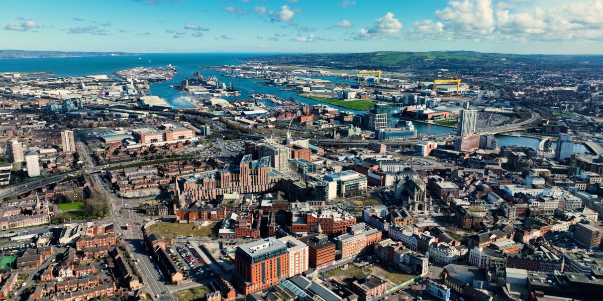 Inul renască în BELFAST: de la simbol industrial la glorie fashion și culturală