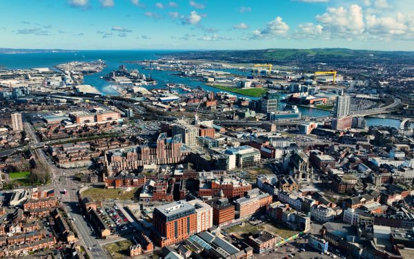 Inul renască în BELFAST: de la simbol industrial la glorie fashion și culturală