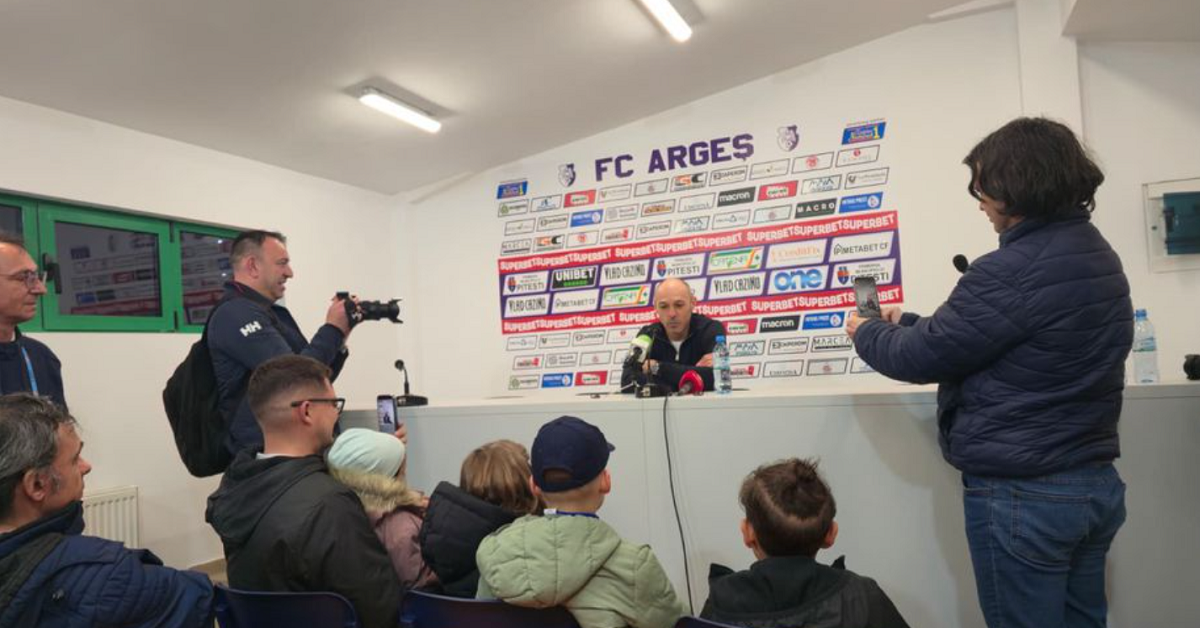 Bogdan Andone a susținut o conferință de presă după meciul de la Pitești cu Dinamo într-un mod cu totul inedit, fiind înconjurat de o mulțime de copii curioși