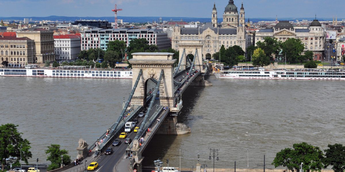 Ungaria se pregătește de alegeri cruciale, cu un viitor incert Ungaria se află în fața unui scrutin istoric, programat pentru această duminică, într-un climat de efervescență politică ce nu a mai fost întâlnit în ultimele decenii