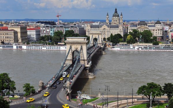 Ungaria se pregătește de alegeri cruciale, cu un viitor incert Ungaria se află în fața unui scrutin istoric, programat pentru această duminică, într-un climat de efervescență politică ce nu a mai fost întâlnit în ultimele decenii