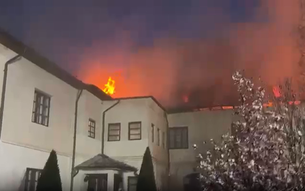 Incendiu la Mănăstirea Bistrița: Flăcările amenință chiliile