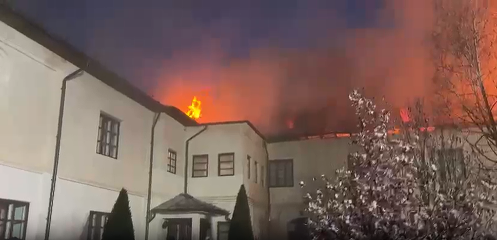 Incendiu la Mănăstirea Bistrița: Flăcările amenință chiliile