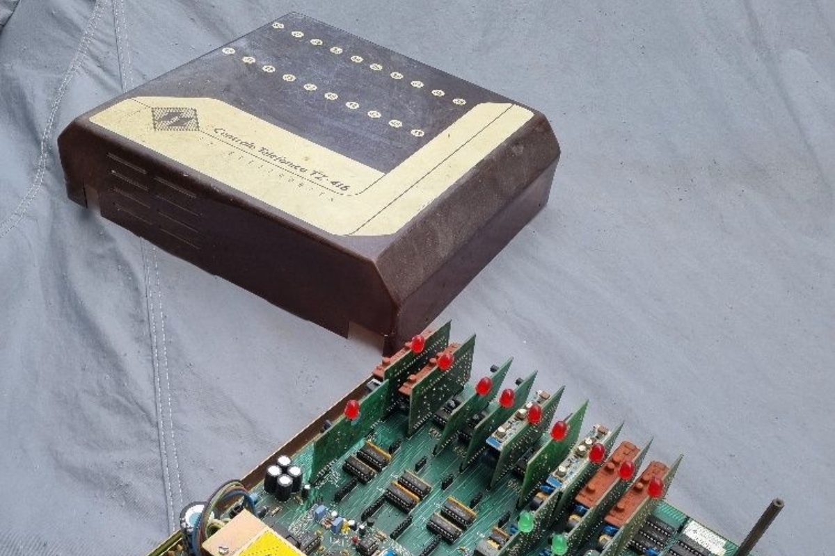 Cât costă o centrală telefonică din comunism în 2026: prețul e de ordinul miilor de lei O centrală telefonică de epocă, din perioada comunistă, se vinde în prezent cu prețuri ce variază între 2.000 și 4.000 de lei, însă costurile pot crește în funcție de condiția obiectului și de modul în care a fost recondiționată