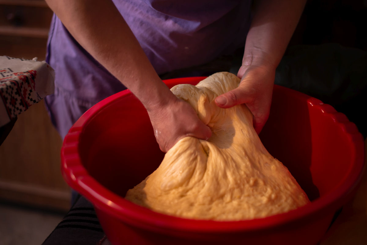 Cât timp trebuie să dospești aluatul de cozonac pentru un deliciu pufos?