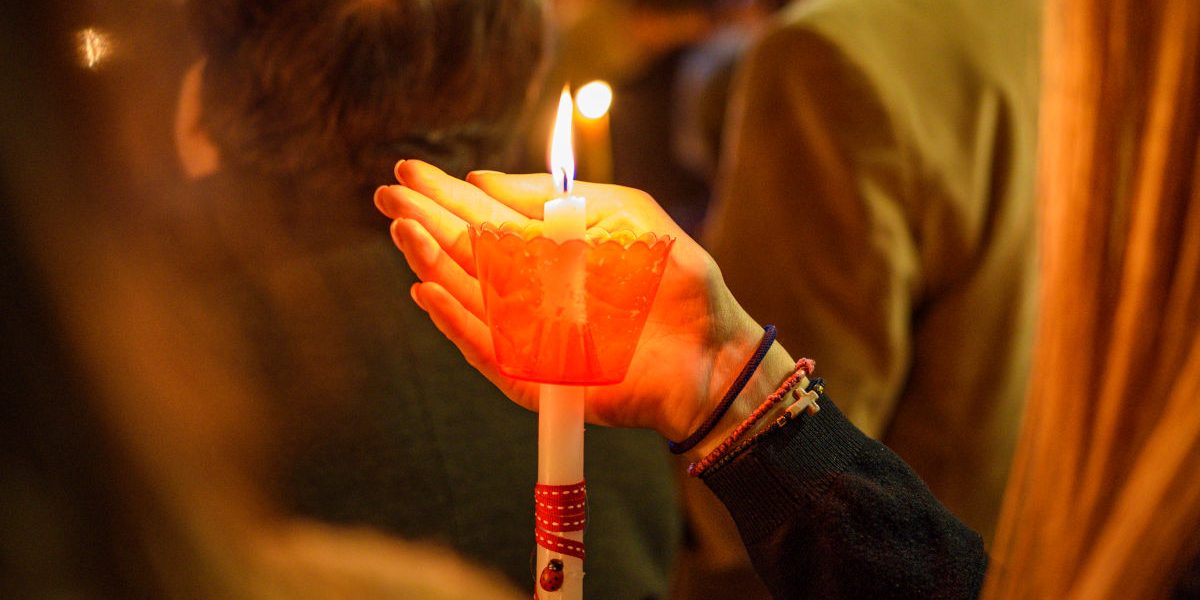 Ce faci cu lumânarea de la Înviere? Când și cum o poți folosi, fără să o arunci