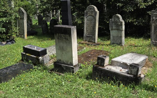 Vandalism la Reghin: Un parlamentar israelian cere explicații după profanare, stră-străbunicul său e îngropat acolo