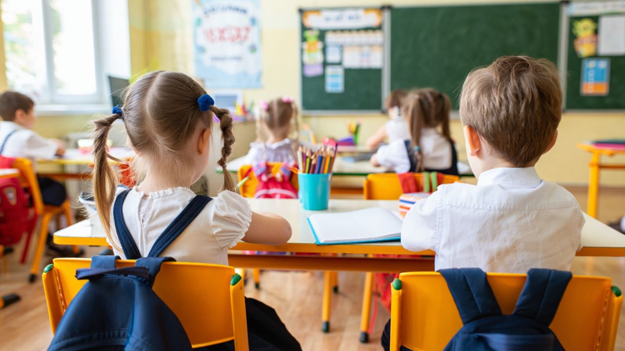 În încercarea de a obține un loc la școlile dorite, părinții recurg la diverse strategii, unele discutabile din punct de vedere moral și legal