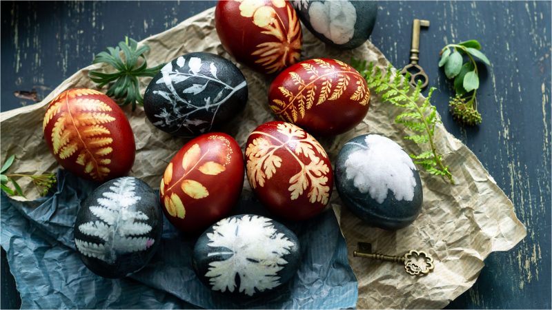 De Sfintele Paști, tradiția vopsirii ouălor își păstrează locul în sufletul românilor, iar procesul de obținere a culorilor naturale devine o activitate plină de semnificație și creativitate