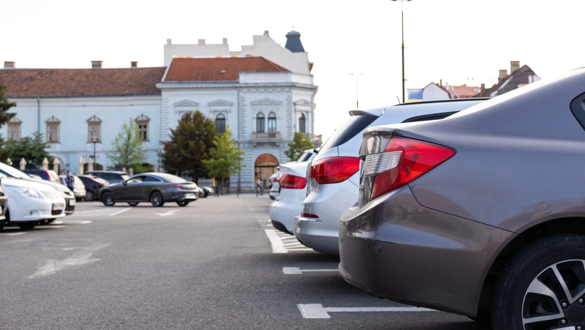 Intervenții în mai multe zone din Capitală pentru fluidizarea traficului și siguranța pietonilor Administrația Străzilor București a demarat intensificarea acțiunilor de organizare urbanistică în mai multe zone aglomerate din oraș, într-o colaborare strânsă cu Poliția Locală a Municipiului București