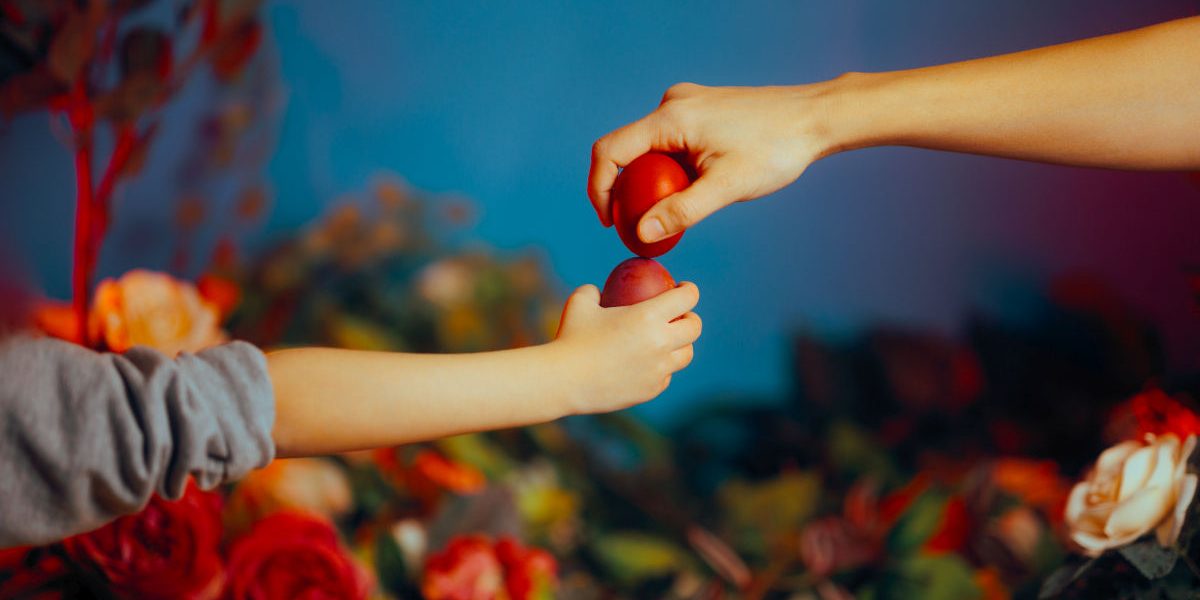 De ce ciocnim ouă roșii de Paște? Semnificația acestui obicei străvechi