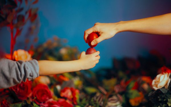 De ce ciocnim ouă roșii de Paște? Semnificația acestui obicei străvechi