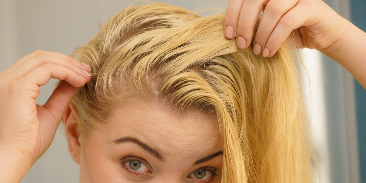 De ce se îngrașă părul rapid? Greșelile banale pe care le faci zilnic