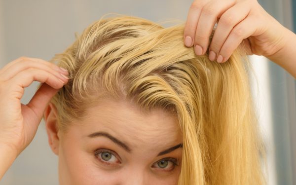 De ce se îngrașă părul rapid? Greșelile banale pe care le faci zilnic