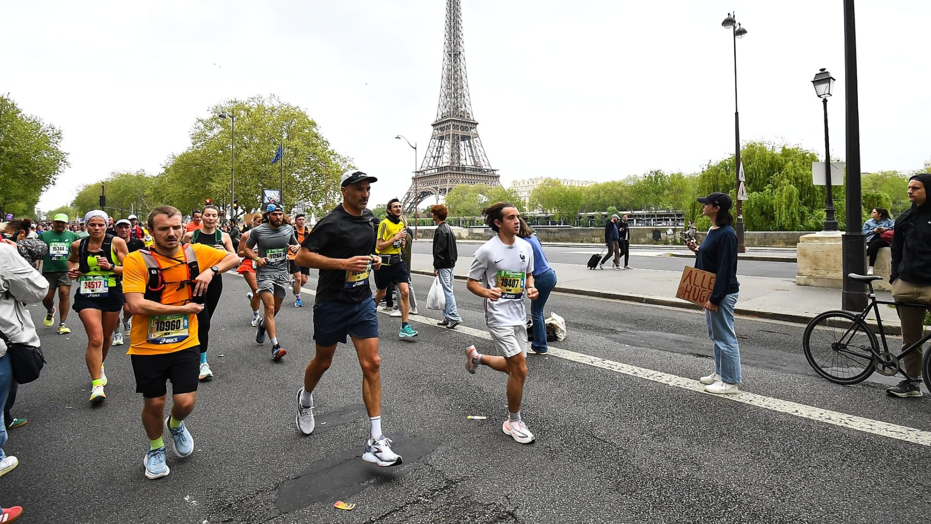 Maratonul de la Paris, programat pentru data de 12 aprilie, aduce în prim-plan un număr record de participanți: 60.000 de alergători din întreaga lume
