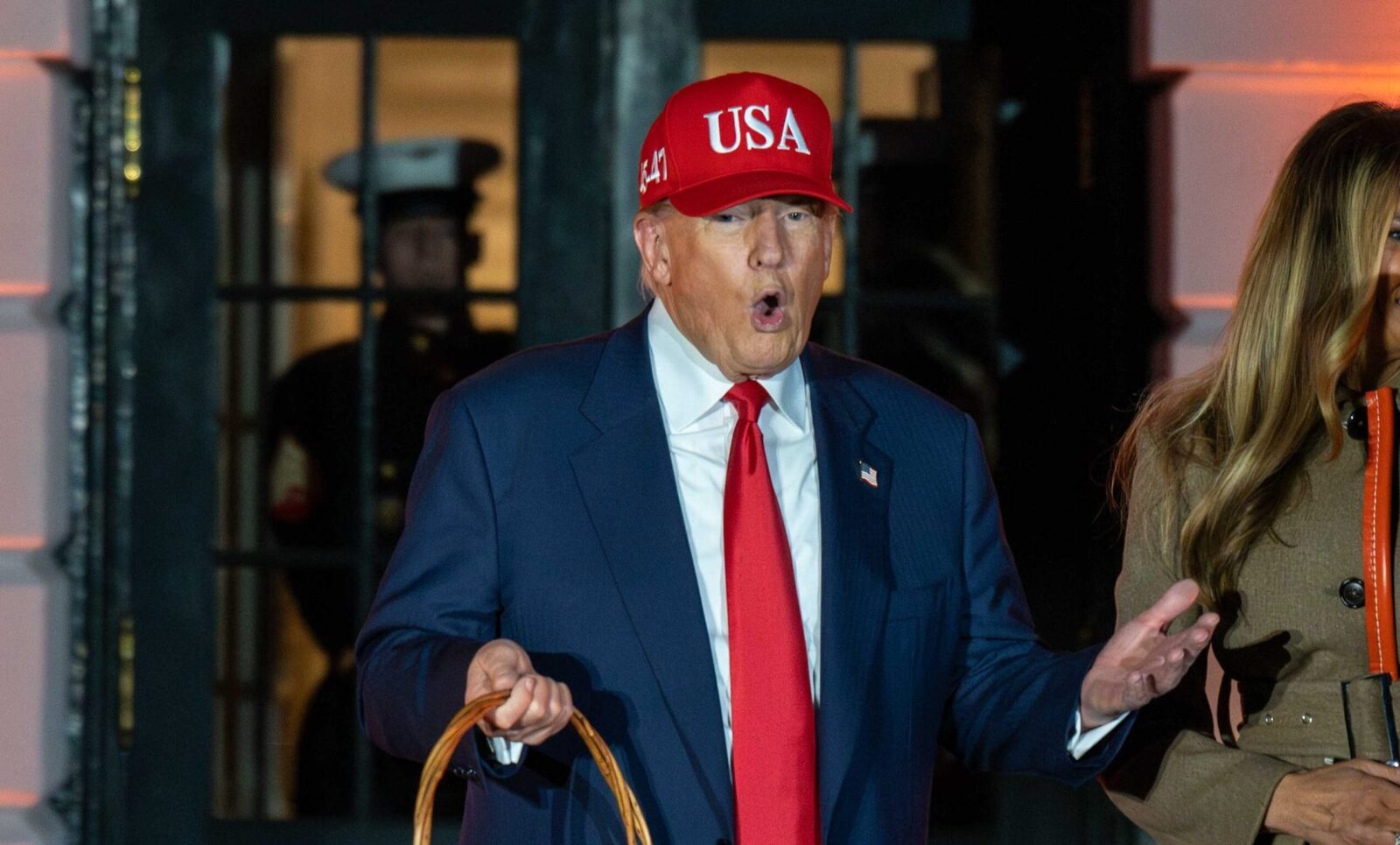 Reacția lui Donald Trump, după alegerile din Ungaria: Un simplu „mulțumesc” și… stânga-mprejur