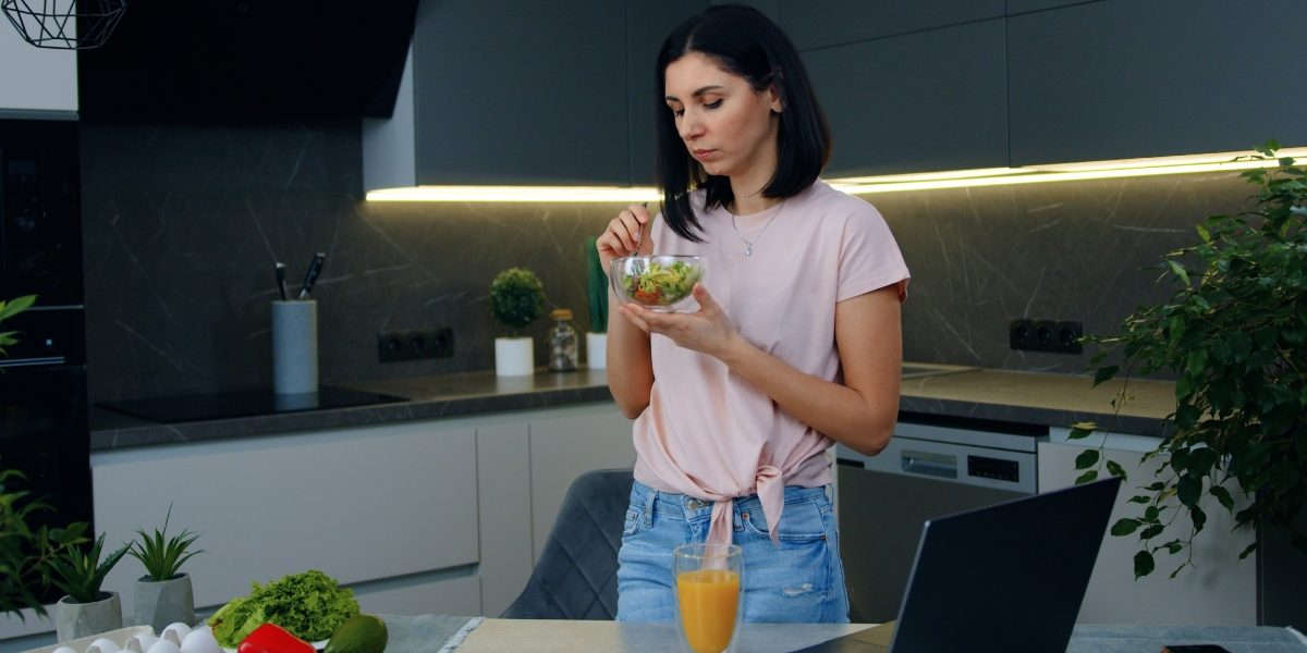 Poziția la masă contează: Cum să mâncăm corect, ca să ne simțim bine