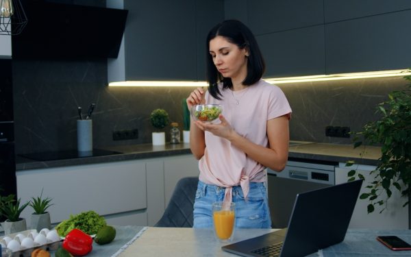 Poziția la masă contează: Cum să mâncăm corect, ca să ne simțim bine