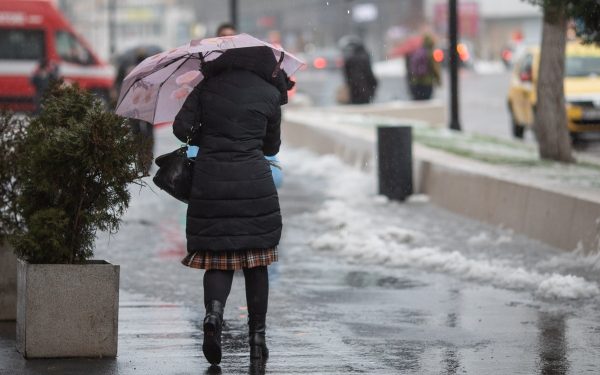 Vremea se schimbă: Vânt PUTERNIC în România și ninsori la Munte