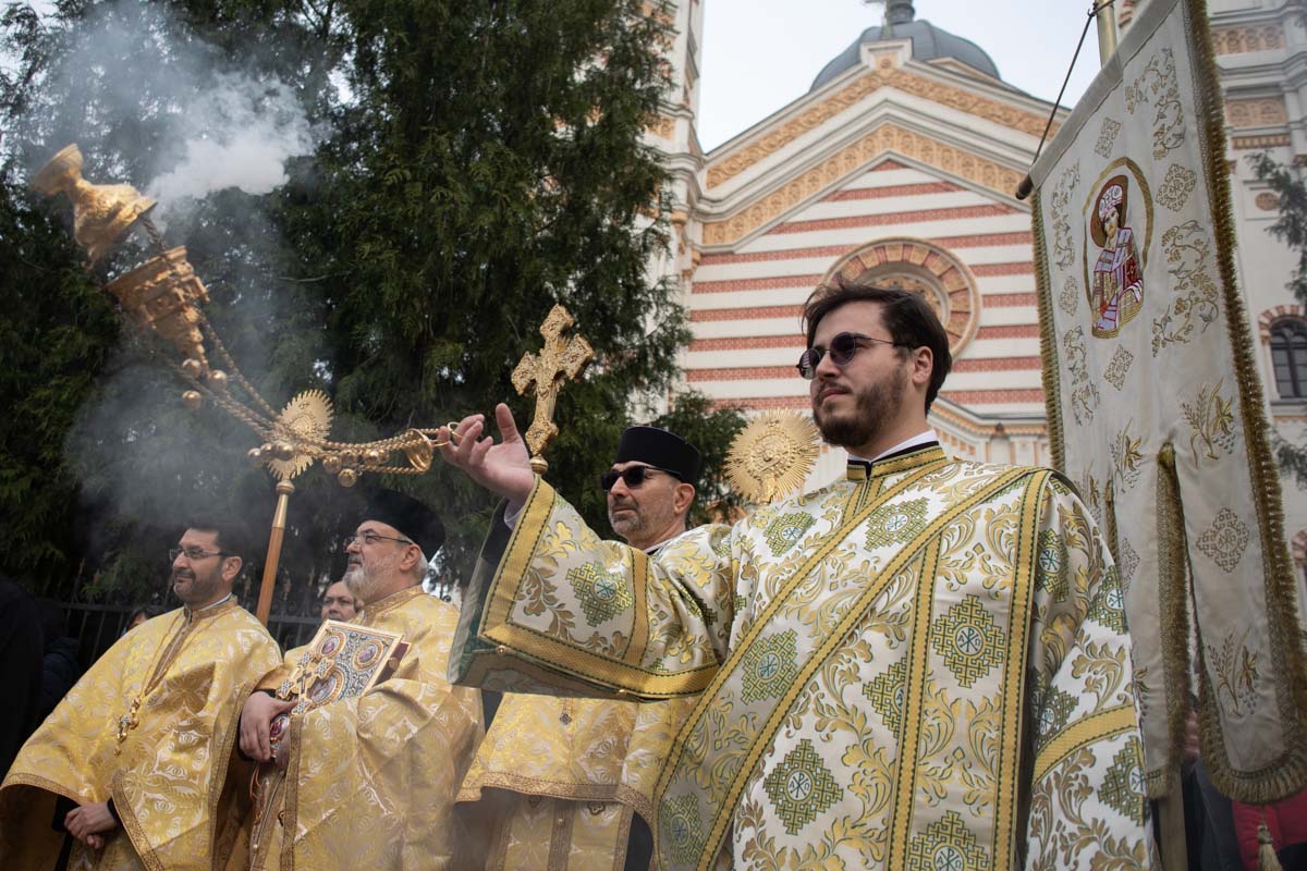 Credincioșii ortodocși şi greco-catolici au sărbătorit duminică Floriile, marcând intrarea lui Iisus Hristos în Ierusalim