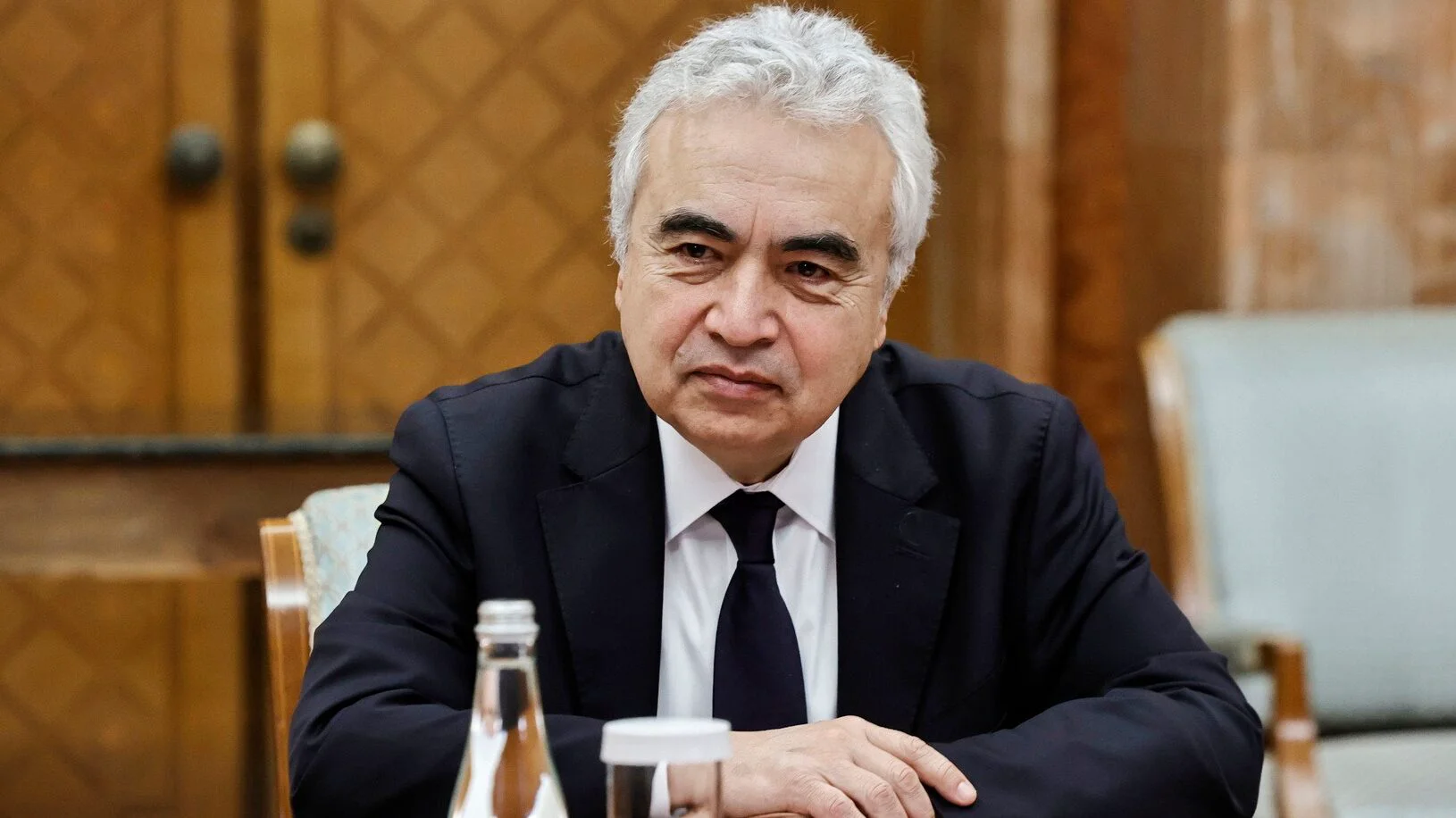 Directorul Agenției Internaționale a Energiei (AIE), Fatih Birol, a tras un semnal de alarmă puternic către guvernele mondiale, avertizând asupra riscului destabilizării piețelor energetice în cazul impunerii de interdicții și restricții la exporturile de petrol și gaze, într-un moment în care criza energetică globale continuă să se adâncească
